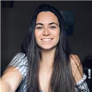 Joven con ganas de hacer aprender a los más pequeños, pasando un rato agradable.